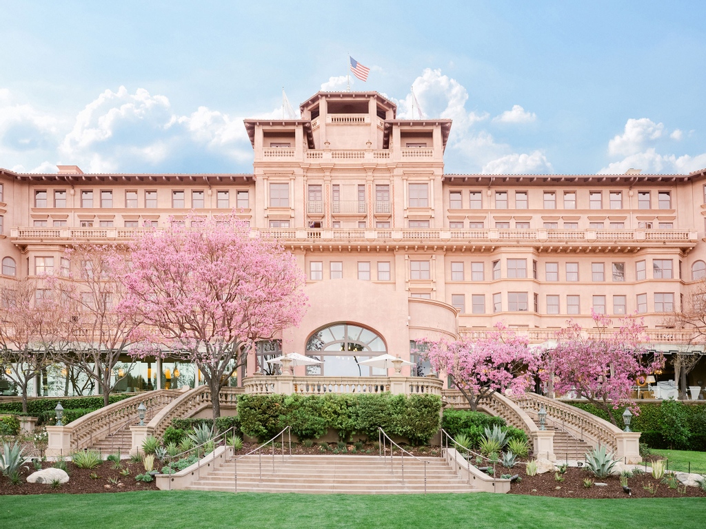 Spring is the perfect time to escape to Langham Pasadena, an oasis on 23 lush acres! Take advantage of the Safe Smart Stay offer, featuring 10% off their best rates, up to $100 in resort credits, and flexible cancellation: langhamhotels.com/en/the-langham… #LovingLangham