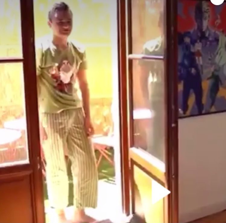SkanderNait's tweet photo. J’vais hurler Messi il est millionnaire et il a le même pyjama que Néo https://t.co/qYIsCJnv9L