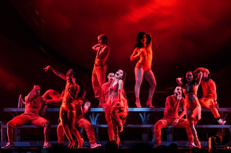 gngrory's tweet photo. i miss ariana grande on stage https://t.co/6Fkjkfr4gp