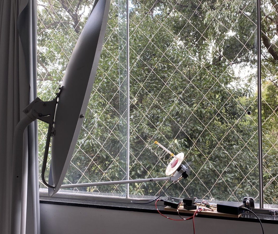 robhn's tweet image. Finally I set up a station for QO-100. It’s still provisional, but I managed to get some QSOs (SSB and FT8) these last days. The antenna is inside the apartment (6,9° of elevation), there are trees in the view.
Thanks @py1san and @ronwerneck for the infos and encouragement.