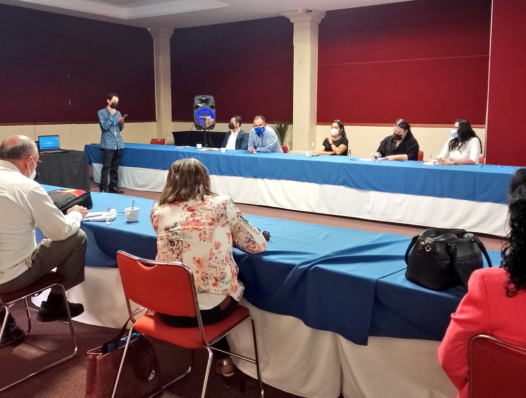Coparmexoaxaca's tweet photo. Este día COPARMEX Oaxaca sostuvo una reunión híbrida con organizaciones de la sociedad civil, con el objetivo de crear una red local, que a su vez generará una agenda y organicemos conjuntamente un #DebateCiudadano con candidatas y candidatos a la gubernatura de nuestro estado. https://t.co/gBeUTCWsIJ