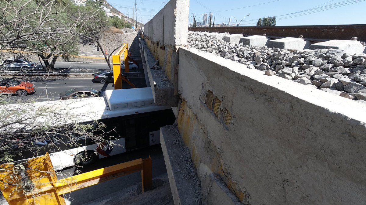 CiudadanosEnQro's tweet photo. #DenunciaCiudadana sobre las condiciones actuales del puente del tren y la obra suspendida por parte de @SCT_mx @gobmx y Kansas City, está negligencia federal pone en riesgo a todos cada qué circula el tren, urgente valorar la zona y evitar una tragedia @PCIVILQRO @pcmqro @gobqro https://t.co/dL6gwVbcOI