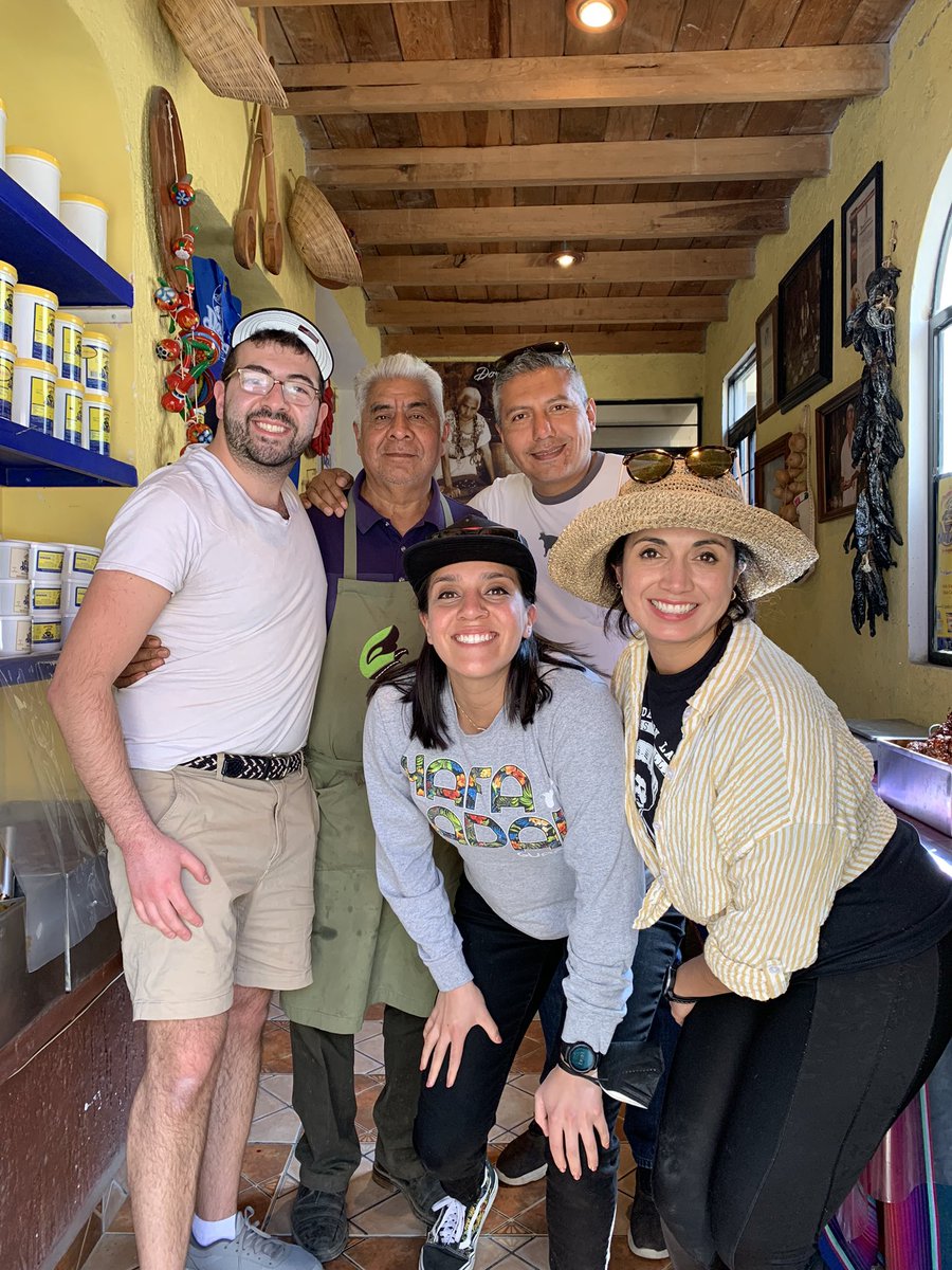 moledonluis's tweet photo. Hoy recibimos visitantes de Filadelfia, gracias por compartir nuestra receta.
@Rutadelamilpa 
Tu también visita la fábrica de @moledonluis, mándanos un mensaje y agendamos tu visita 👇 https://t.co/IOPdKcc3T6