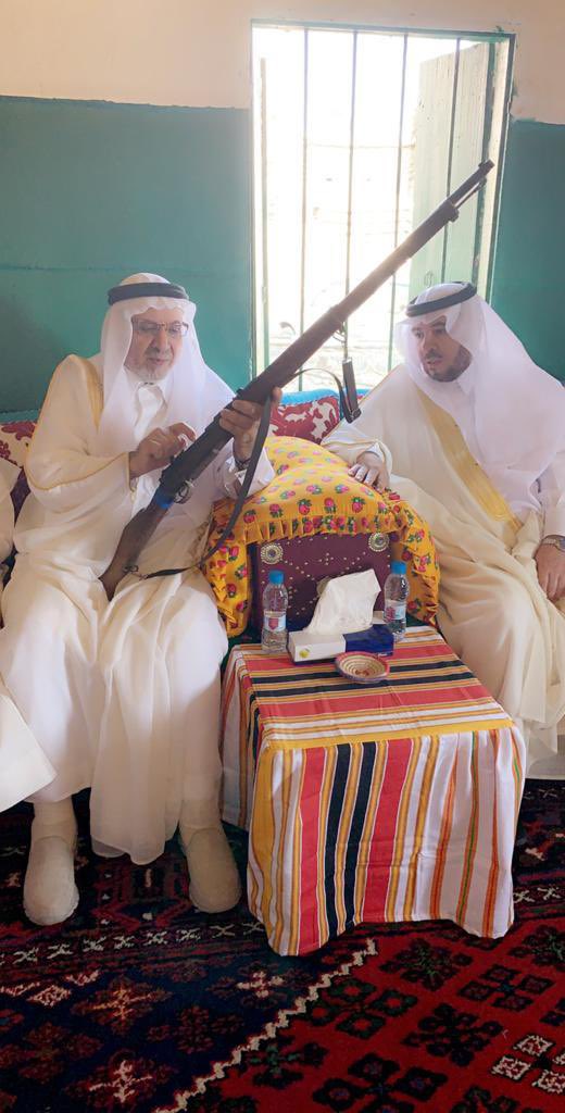مشينا على  درب المعزه  و  نهج العود 
و في مدرسة شيخ المراجل تعلمنا
عسى الله يبعدنا عن العيب و المنقود 
و عسى الله فعيون النشاما يجملنا.