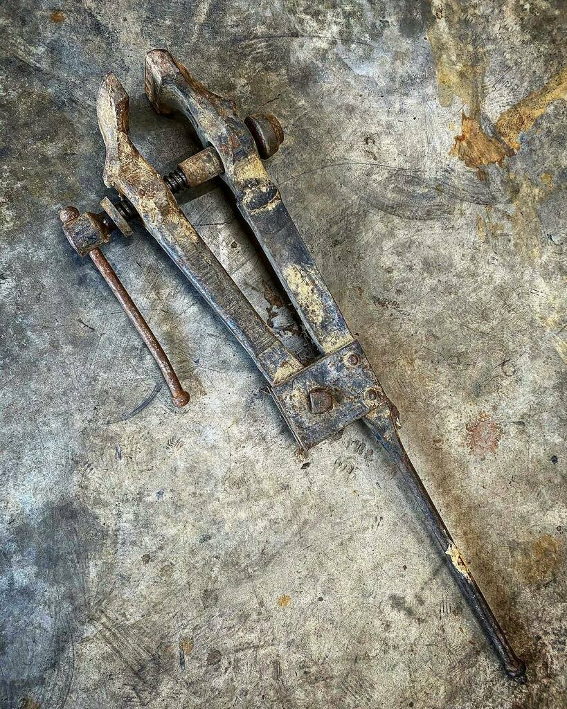 Let’s do this! <a href="/anneofalltrades/">Anne of All Trades</a> has a late model Colombian vise that needs some TLC . Cleanup, new mount, new spring, and a stand situation. Nothing to it but to do it.
.
.
#blacksmith #antique #antiquetools #blacksmithtools #vise #viceforvises #postvise #legvise #forge #res…