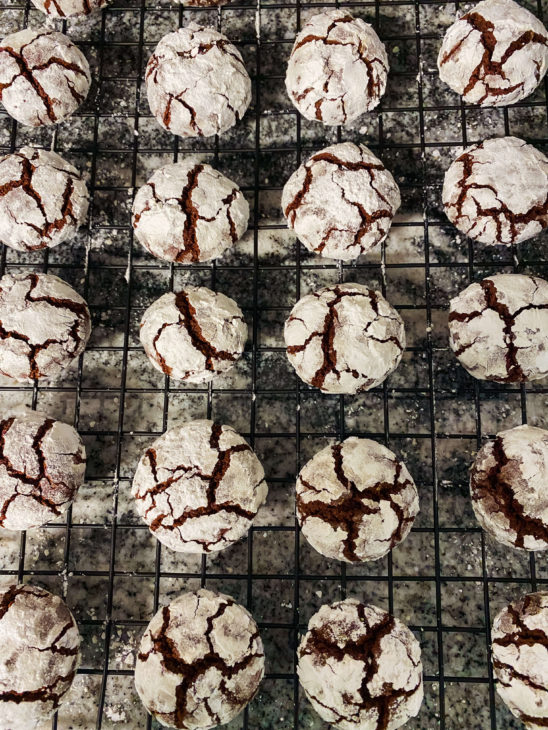 JourneyWJBlog's tweet image. These are the perfect combination of a brownie and a cookie - super chocolatey with a bit of a crunchy outer shell. How can you say no?! ➡️ ON THE BLOG, I’m sharing the recipe! bit.ly/crinklecookier…

#chocolatecrinklecookies #crinklecookies #cookies #baking #cooking #recipe