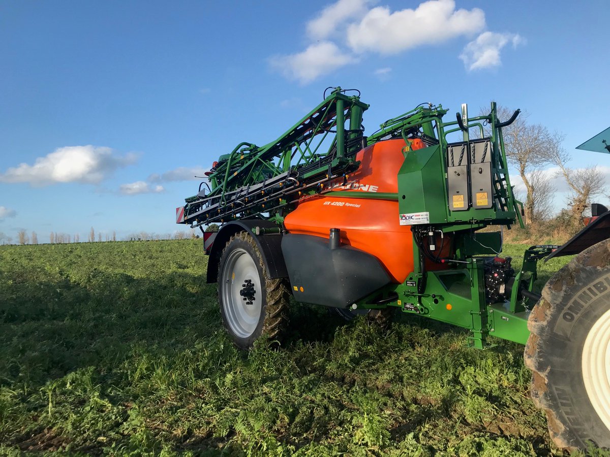 Mise en route d’un pulvé <a href="/Amazone/">AMAZONEN-WERKE H. DREYER SE & Co. KG</a> UX 4200 équipé d’une rampe pouvant travailler sur 24, 27 et 28 mètres, livré sur la commune de Bon Repos sur Blavet.
Cette machine Isobus est équipée de la coupure de tronçons par GPS.

#amazone #agriculture #agriculteur #agriculteurs #bretagne