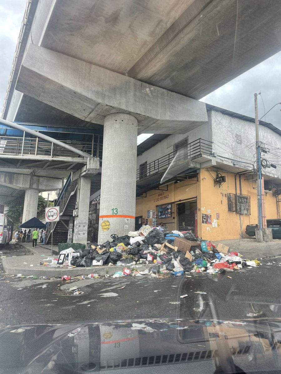 LuisCasis20's tweet image. Así se ve nuestro Distrito y la Ciudad llena de Basura 🥲.