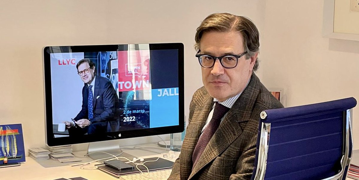 jallorente's tweet photo. Hoy #townjall con cientos de profesionales de @llorenteycuenca para contarles los progresos de la compañía y atender sus preguntas y preocupaciones. #Ucrania en nuestras cabezas y en nuestros corazones. Lo mejor de LLYC son los #llycers #embracedisruption #talentollyc https://t.co/AYRbJ0SiO2