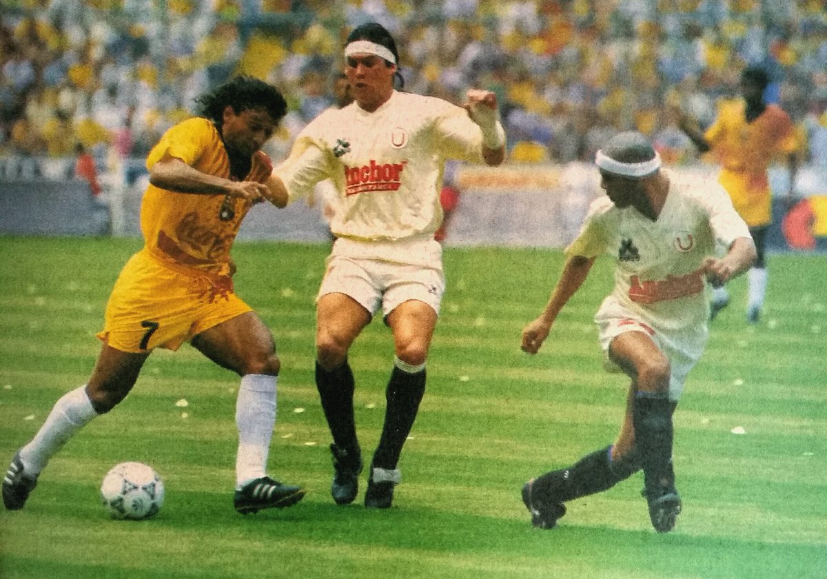 IdoloPasionWeb_'s tweet photo. #FotoHistoricaBSC

La última vez que @BarcelonaSC enfrentó a @Universitario fue en la edición de Copa Libertadores 1993.

La ida Universitario ganó 2 -1.

La revancha #BSC remontó 3-0. https://t.co/HxVDxpMTVi