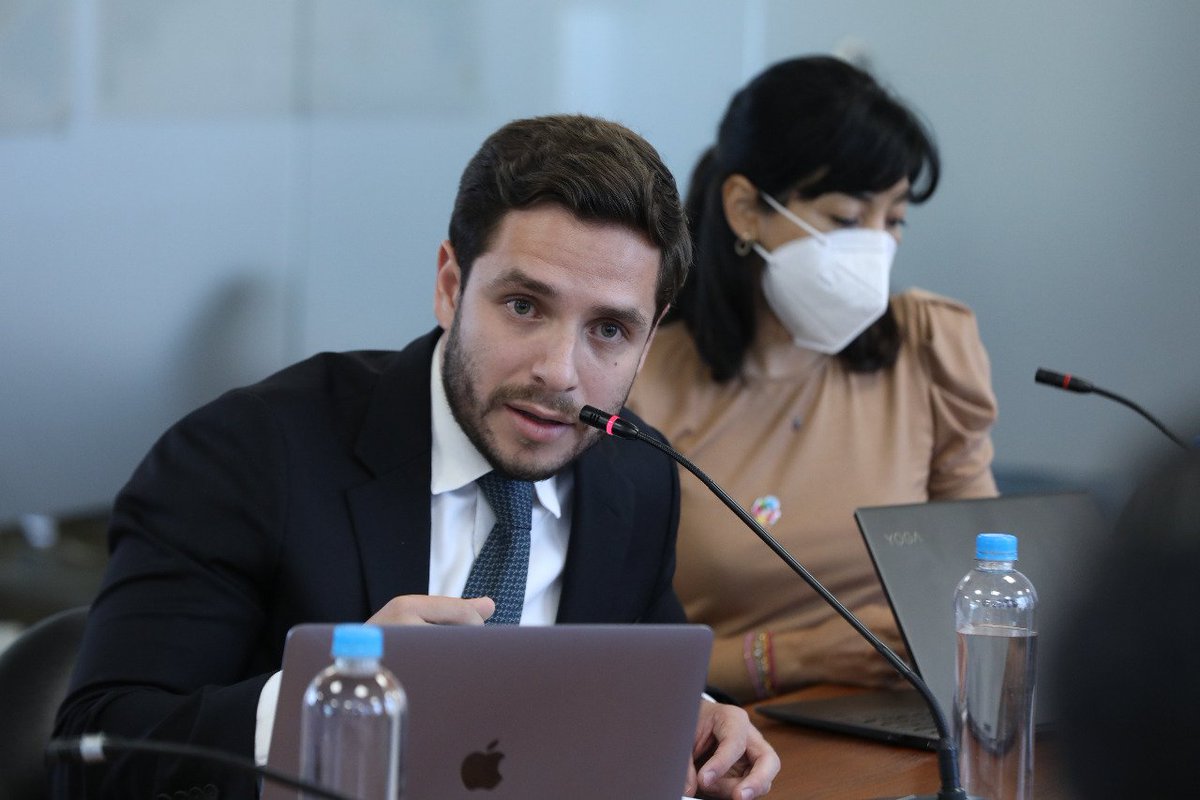 Mario Cedeño, de <a href="/aeiecuador/">AEI</a>, expone que en la ley de Emprendimientos no hay una conceptualización clara de los distintos elementos que involucran las #Fintech. "no se debe regular empresas sino actividades. Cargar con regulación mataría esta forma de negocio", dijo.