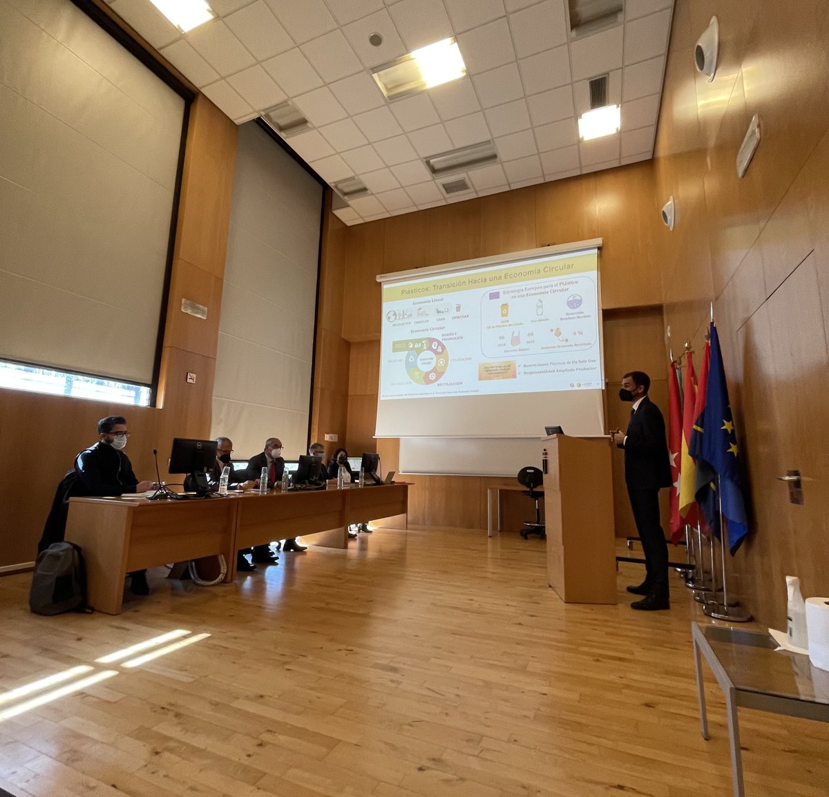 Lab_LATEP's tweet image. Hoy nuestro compañero Rafael Juan ha defendido su tesis doctoral sobre reciclado de plásticos y lo ha hecho de forma magistral logrando la máxima calificación posible. Desde el LATEP estamos muy orgullosos por este éxito suyo que hacemos nuestro. ¡Enhorabuena Rafa!