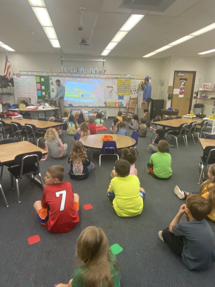 MSDusek's tweet photo. Shout out to Publix Supermarkets for their kindness and generosity.  We ❤️ books and really enjoyed your employees reading to us! Thank you so much!  #celebratelps @LecantoPrimary @CitrusSchools @Publix https://t.co/ANTtYW1SoY