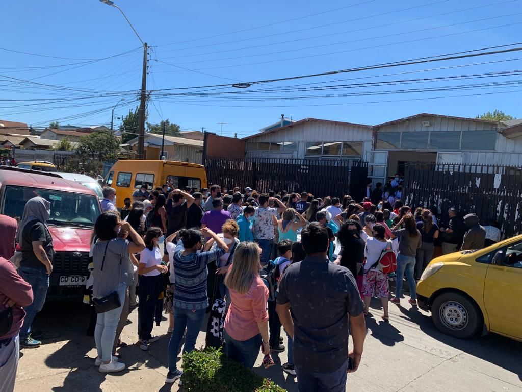 TVUNoticias's tweet photo. Se repiten las aglomeraciones sin distanciamiento físico a la salida de los establecimientos educacionales de la región del Biobío.
@TVU_television 
@Mineduc https://t.co/2NwrQMU8Ud