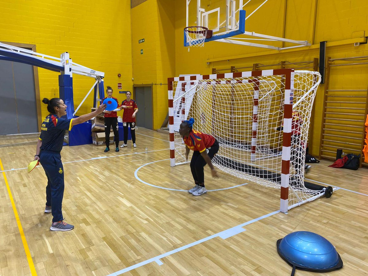 🇪🇸😍👏

<a href="/virgi_ferobles/">𝐕𝐢𝐫𝐠𝐢𝐧𝐢𝐚 #ferobles68 🏐 Balonmano</a> está como entrenadora invitada en las Jornadas de Tecnificación Nacional de la <a href="/RFEBalonmano/">RFEBalonmano</a> con la Generación 2006-2007 en el CAR Sierra Nevada

⚫️⚪️ #SomosPanteras