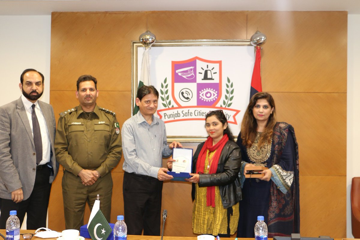 Ravianforensic's tweet photo. Ravian Forensic Society also presented souvenirs to Chief Operating Officer Mr. Kamran Khan and Cheif Technology Officer Mr. Tariq Malik. A souvenir from Punjab Safe City Authority was also presented to head of RFS delegation. https://t.co/CXT6gj9uff
