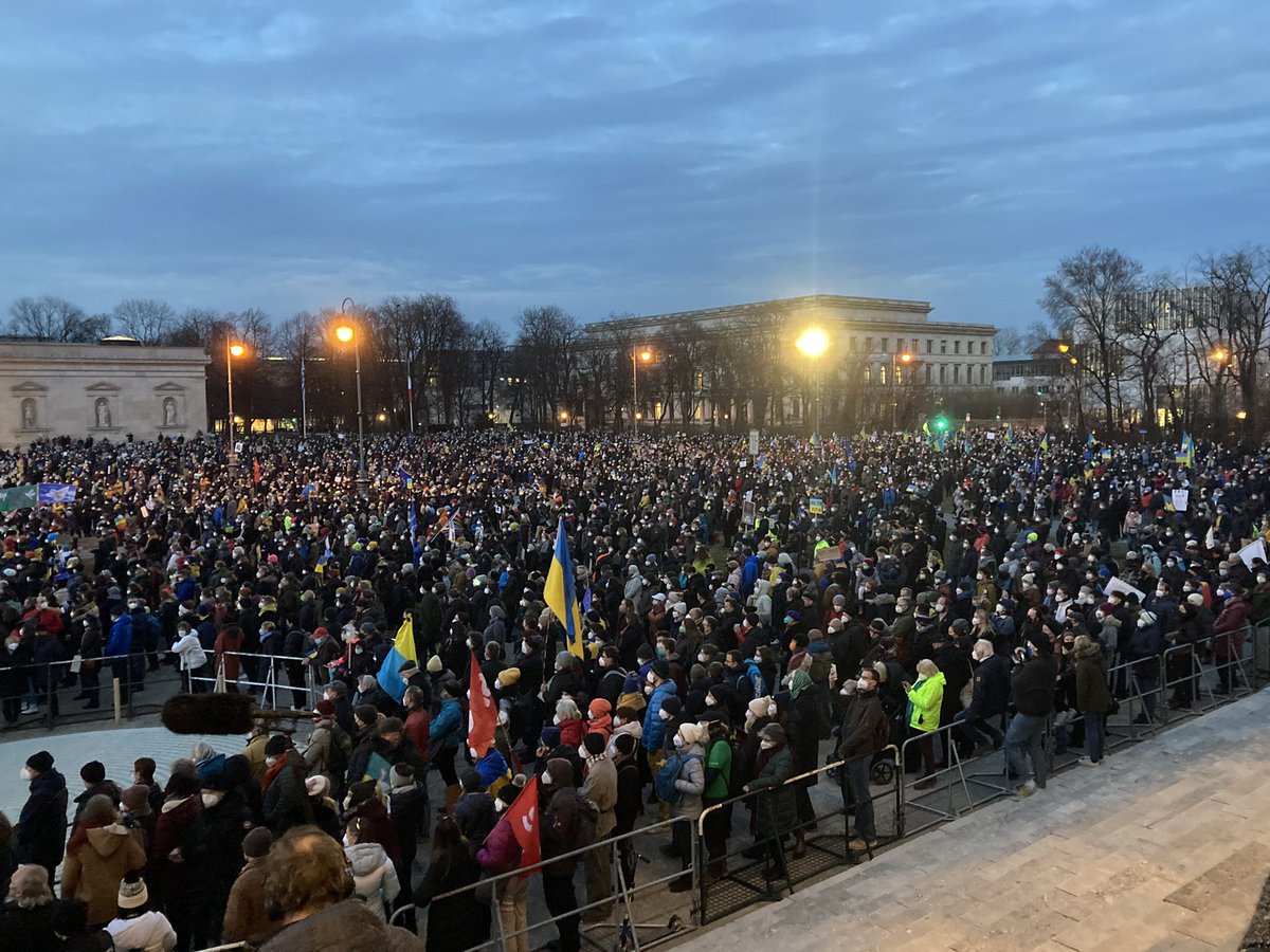 Ein voller Königsplatz in #München bei der Solidemo für die #Ukraine 🇺🇦 Bisher die größte Demo in Bayern seit Beginn des Krieges. <a href="/BR24/">BR24</a>