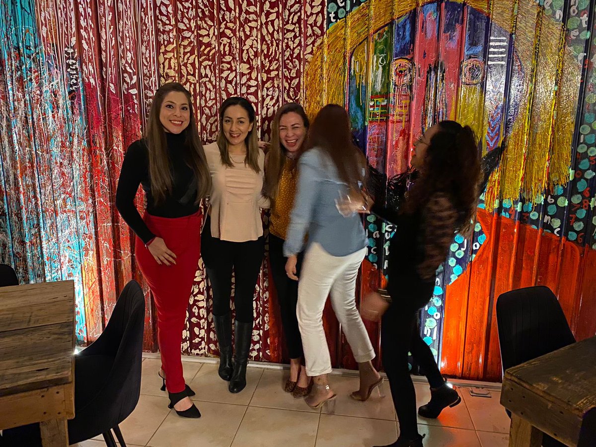 Zasevi80's tweet photo. Por qué verlas siempre reconforta el alma y mi corazón.  Las adoro 🥰#hermanasdevida #CasaCuishe #Oaxaca https://t.co/kWzMDU9v9k