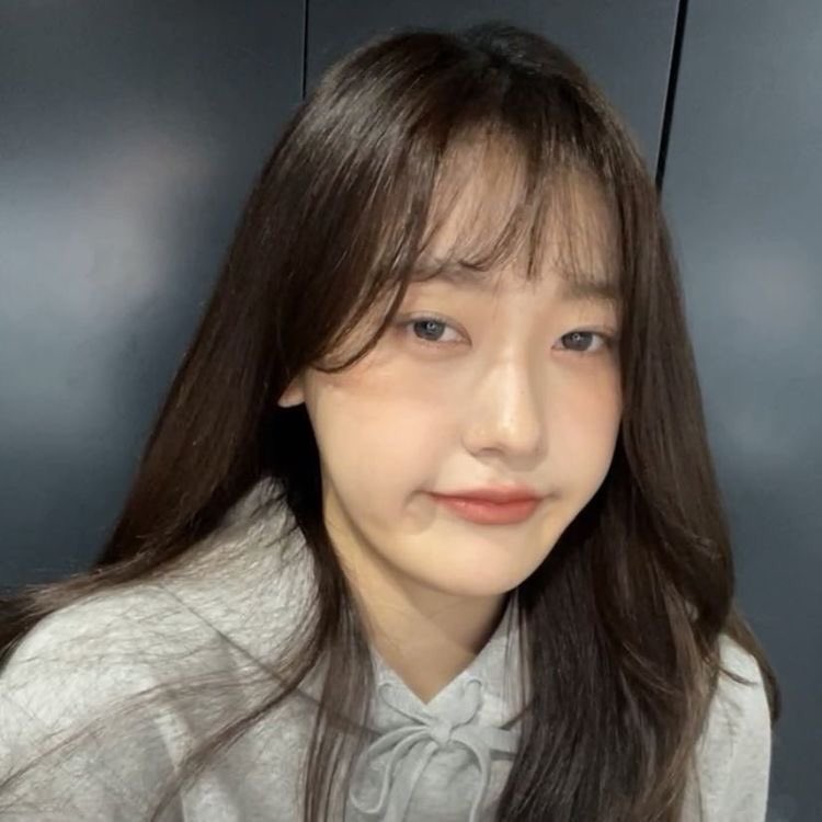 safechoerry's tweet photo. i just want one chance to pinch her cheeks 🤏 https://t.co/d7BPe2oVDj