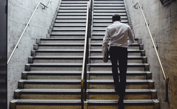 Ребенок спускается по лестнице. Upstairs downstairs. They go upstairs. Upstairs картинка для детей. Ученик идет по ступенькам.