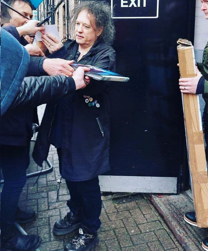 curefans's tweet photo. @RobertSmith signing autographs (Photo:
@jeremyWulc Instagram) #BandLabNMEAwards #TheCure #RobertSmith https://t.co/UBNYuEVjlF