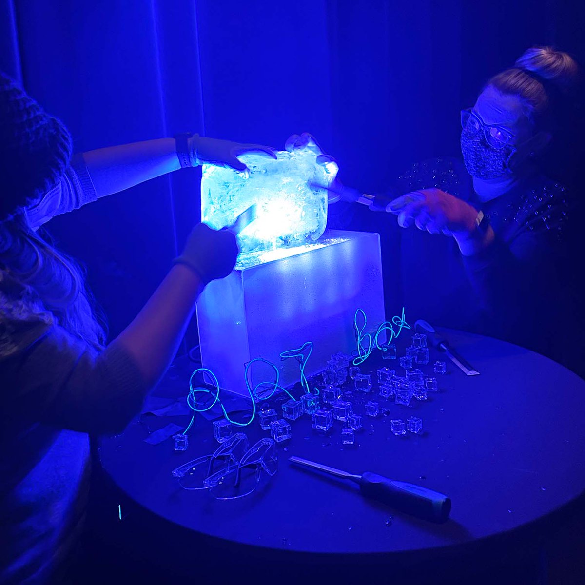 We added more spots for our Winter Art Box tomorrow night! Try your hand at ice carving in our coolest experience yet! Don't miss your last chance to take part in this Pay What You Will experience! 
🧊🧊🧊 buy.tixx.ca/ArtBox 
#medhat #youresplanade #thishappenshere