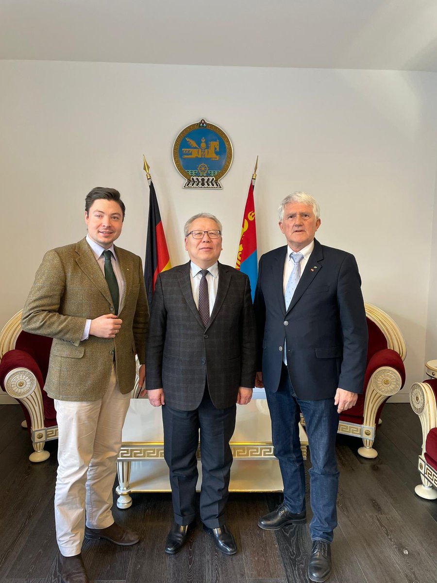 Die Mongolei ist wichtiger Gesprächspartner bei den Themen #Aufforstung und nachhaltige Waldbewirtschaftung. Heute trafen #DFWR-Präs. Schirmbeck u GF Schmitt in Berlin den mongol. Botschafter Mandakhbileg. Präsident Chürelsüch beabsichtigt, in der Mongolei 1 Mrd Bäume zu pflanzen