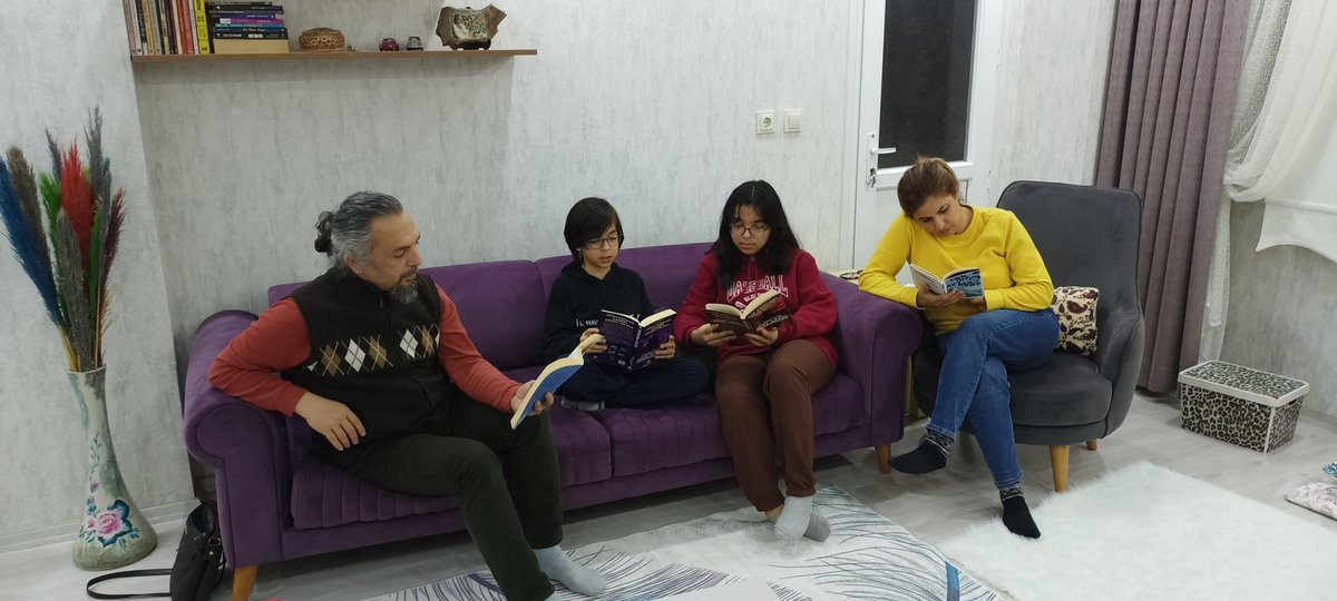 minealci's tweet photo. #osmaniyeokuyor Kadirli Esnaf Kefalet İ.Ö.O öğrencileri ailecek okudu 🌼 https://t.co/SNPPQTMigV