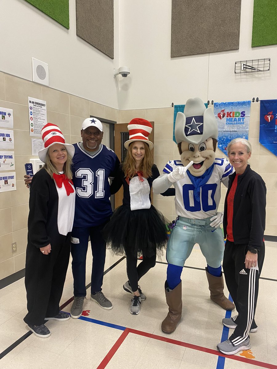 Spending some time reading to 2nd and 3rd graders at Liscano Elementary school in #FriscoTexas It’s National Read Across America Day. Got a couple of surprises while I was there too! #DallasCowboys #Rowdy #CommunityService 

#NationalReadAcrossAmericaDay