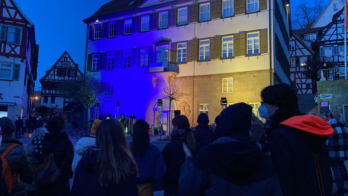 My hometown #Herrenberg (Germany) shines in blue and yellow 🇺🇦 this evening and its people literally stand with Ukraine on our market square.

#StandwithUkraine