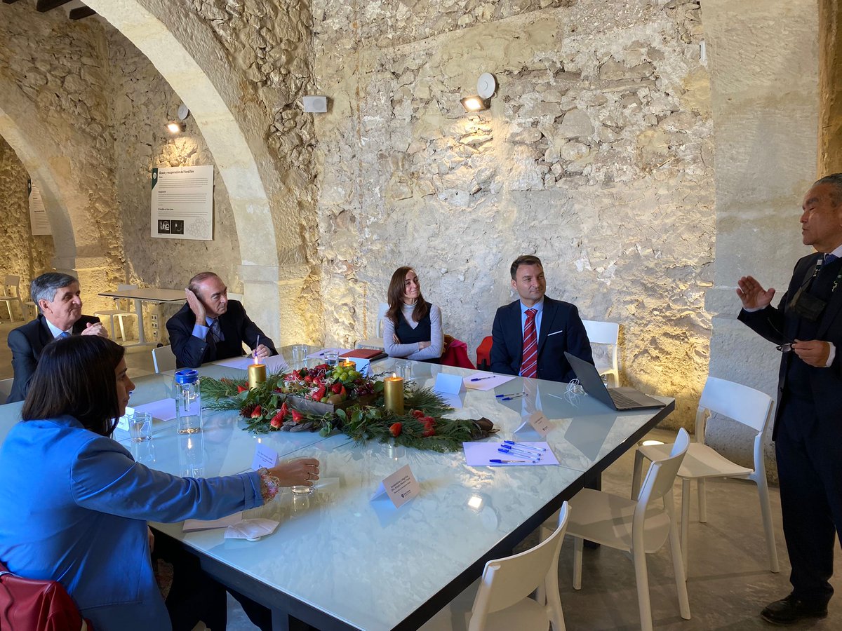 El Presidente del Tribunal Constitucional, Pedro González-Trevijano, ha visitado el Campus Tecnológico Torre Juana OST, en Alicante, para conocer las aplicaciones de la inteligencia artificial al mundo del Derecho.