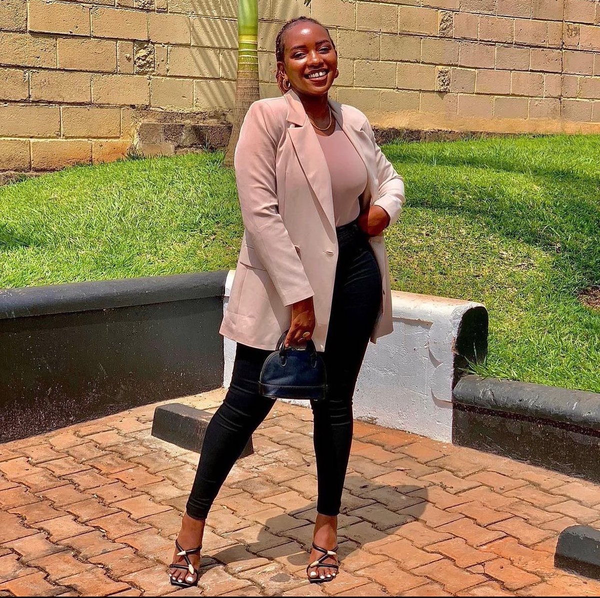 pffest's tweet photo. A woman like Esther Bisamunyu 💕 Esther is a style consultant and founder of @bisa_styles
We’re moved by her resilience and passion to grow her brand.
Check out her work @bisa_styles @Esther_B__
.
.
#pffest #SmallBusiness #SmallBiz #SmallBusinesses https://t.co/gDxp0eKdJH