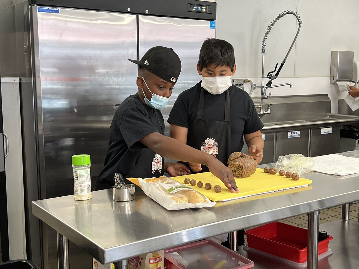 teachusingtech's tweet photo. What a great day at @4thStreetMarket in Santa Ana, as our Maple Elementary school students are listening to working culinary professionals and working on their culinary skills to be Master Chefs! #fsdlearns @PrincipalMaple #mapleexperience@FullertonSD https://t.co/HvmamdJKRz