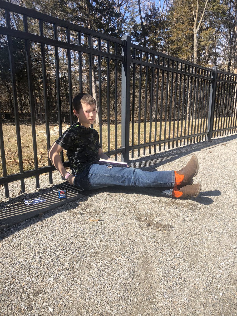 What a beautiful day to read outside! Loving team wieser’s focus and love of reading! @MrWieser5 #trustyhuskies #scholarsfirst #OutdoorClassroom #BookLovers