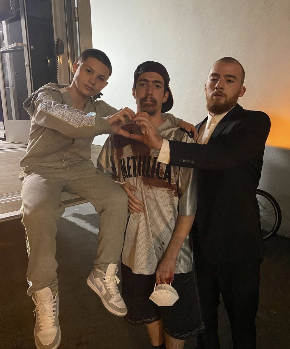 DixPeyton's tweet photo. when your circle small but y’all crazy https://t.co/M2jiFyPajK