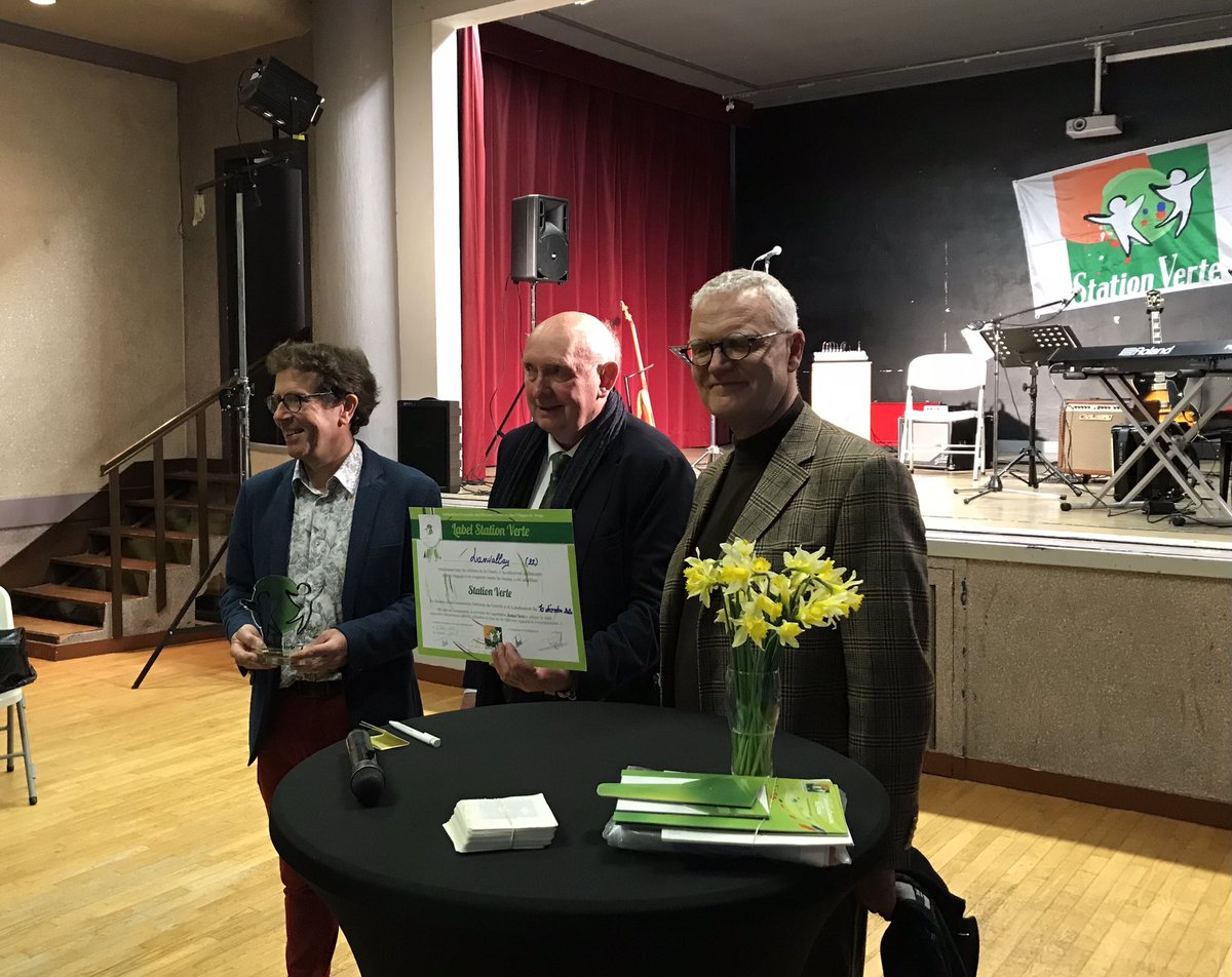 Remise du label #StationVerte à la commune de Lanvallay en présence du Président du réseau et de <a href="/Didier_Lechien/">Didier Lechien</a>, Vice-président au Tourisme de <a href="/DinanAgglo/">Dinan Agglomération</a>.
Un nouvel atout pour le développement du #tourisme durable sur la destination <a href="/dinancapfrehel/">Dinan Cap Fréhel</a>.