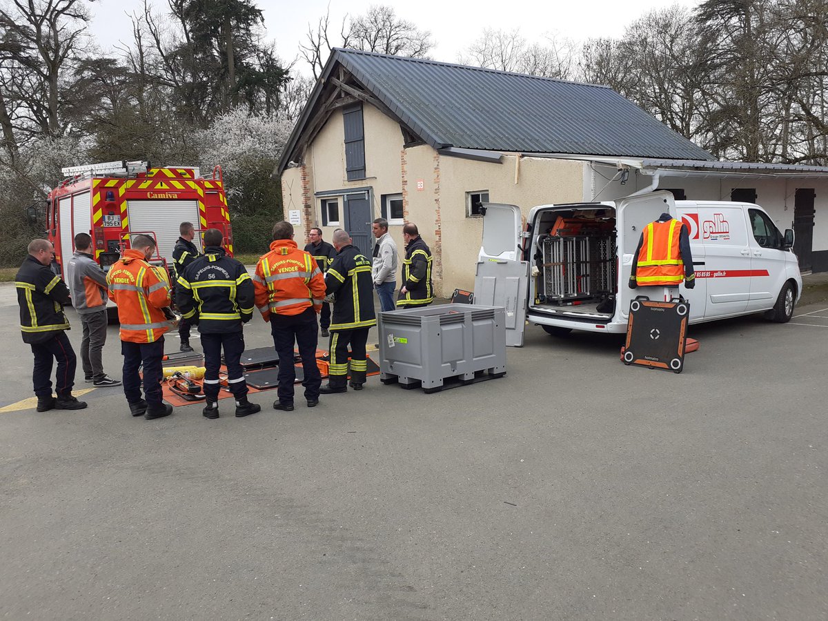 jerome54876144's tweet image. Réunion zonale Secours Routier de la zone de défense Ouest (2e groupe) au @SDIS_49 avec présentation des nouveaux coussins @HolmatroRescue @SDIS44  @sdis53 @sdis29 @SDIS_72 @Sdis_22 @sdis56 @SDIS85