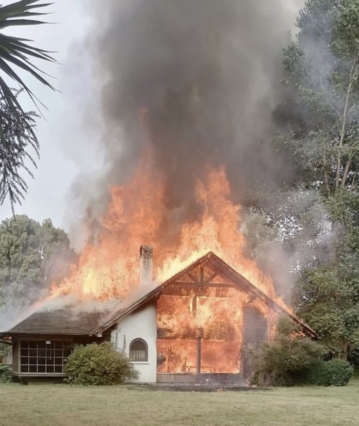 Otra vez les quemaron la casa a los Luchsinger, que la reconstruyeron en recuerdo a la memoria de sus padreS que murieron defendiéndola