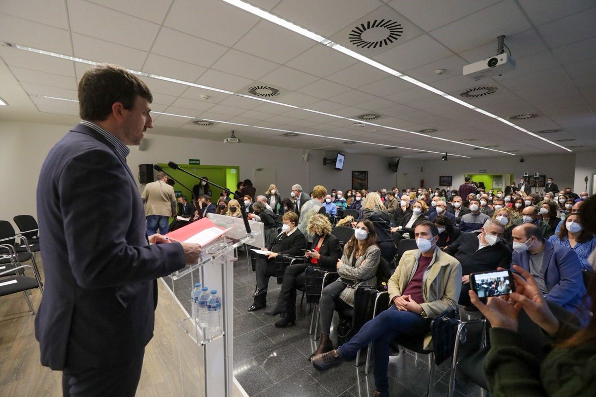 mncsls's tweet photo. Avui a #Tortosa, al #CampusTE de la @universitatURV, conferència de @dsocialscat. Accelerar la transformació social per protegir els ciutadans, sobretot vulnerables, és un objetiu de país. Per això l'èxit dels Fons #NGEUCat ens interpel·la a tots. Enhorabona consellera i equip! https://t.co/BNbwc8ZUBG