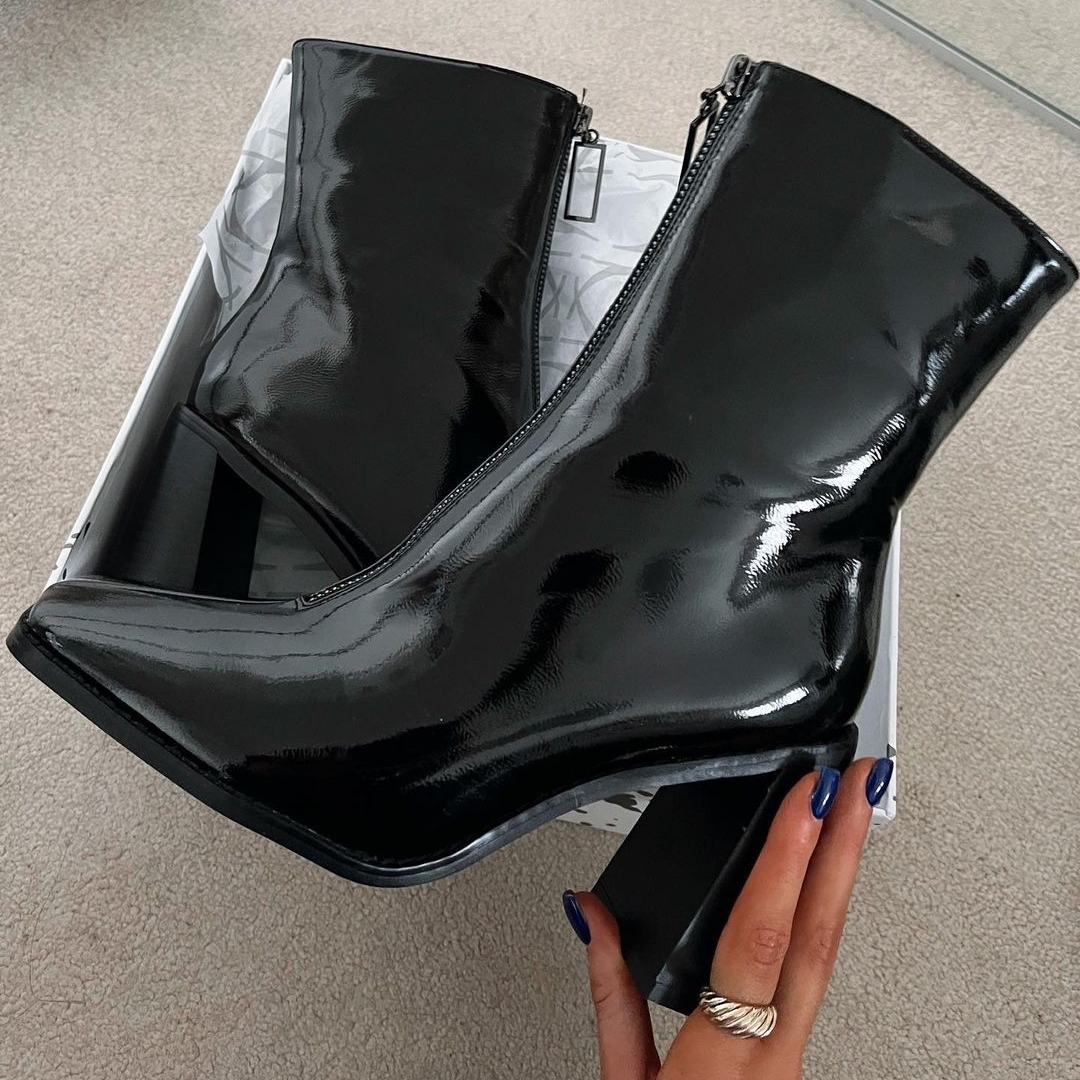 Moda_Shoes's tweet photo. Perfectly patent. Add a touch of luxe to any outfit with our KYLEY M by Moda boot.
Explore this style in our Boot Event: https://t.co/0wPCQqQqFU
@emilyclaireevans_
#mymodashoes #modainpelle https://t.co/XuN1JiJNHh