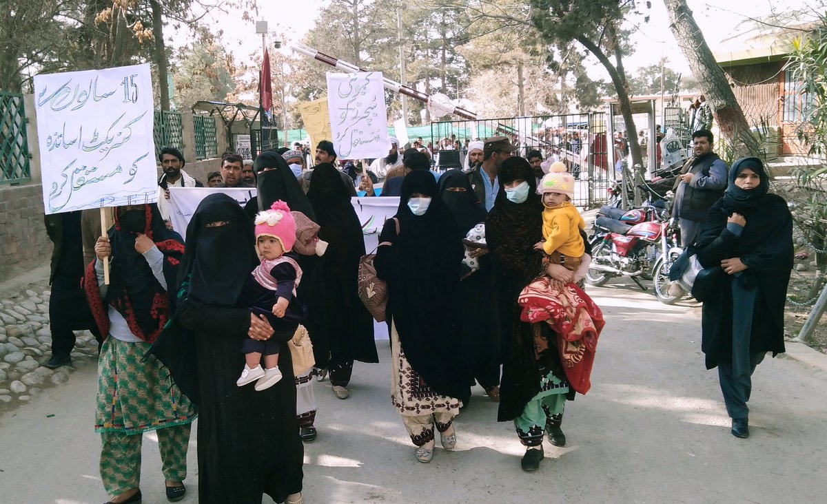 BCSTAssociation's tweet photo. اے اربابِ اختیار حکمران
کیا مستقلی ہمارا حق نہیں ؟
کیا ہمارا مطالبہ ناجائز ہے ؟
کیا ہم نے 15 سال نہیں پڑھایا ؟
کمیونٹی فیمیل ٹیچرز کا حکومت
سے مستقلی کا مطالبہ ✌️
@ImranKhanPTI @QuddusBizenj0 @marripti @ZahoorAghaPTI https://t.co/HRcIhRzFVE