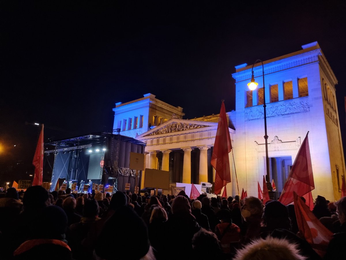 spdschwabing's tweet photo. Hervorragende Rede von @FlorianvonBrunn! Ein Hohn, wenn #Putin von #Entnazifizierung in der #Ukraine spricht und gleichzeitig Nazis aus der #noafd finanziert!

#frieden #ukraine #königsplatz 
@BayernSPD https://t.co/bynbcX6rEw