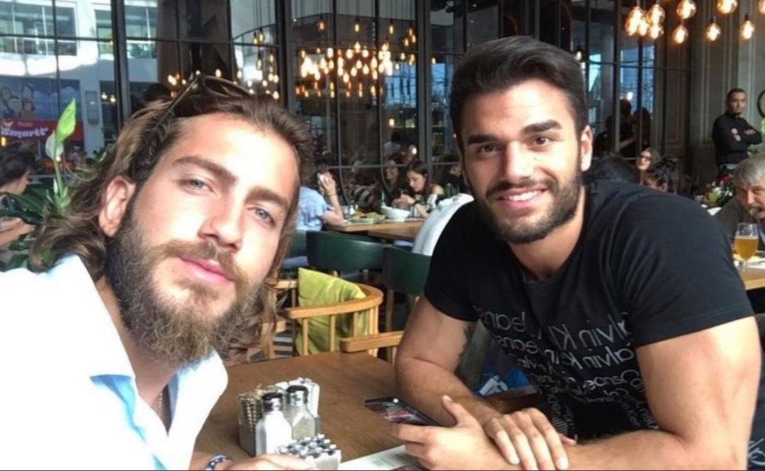 nasıl bir ortamda yaşamış bilmiyorum ama bulunduğu ortamda peynir ekmek satar gibi adam satıyorlardır belki

#SurvivorAllStar2022
