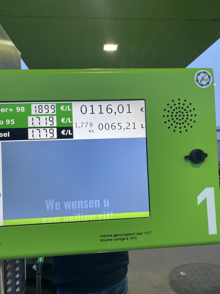 VDPitte's tweet image. Dat wordt een kostelijke hobby, autorijden 🤔