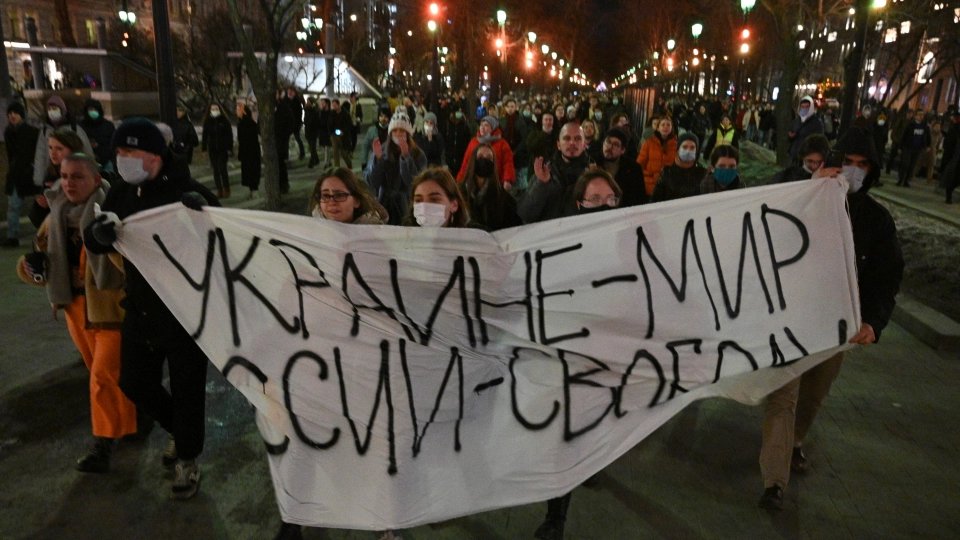 #PutinYouCannotArrestThemAll
#GOPbelongtoPutin
Bravery-Russian people stand with Ukraine.
UL-Yesterday.
UR-6 yr old Kid arrested for holding a sign.
BL-1 day ago.
BR 5 days ago