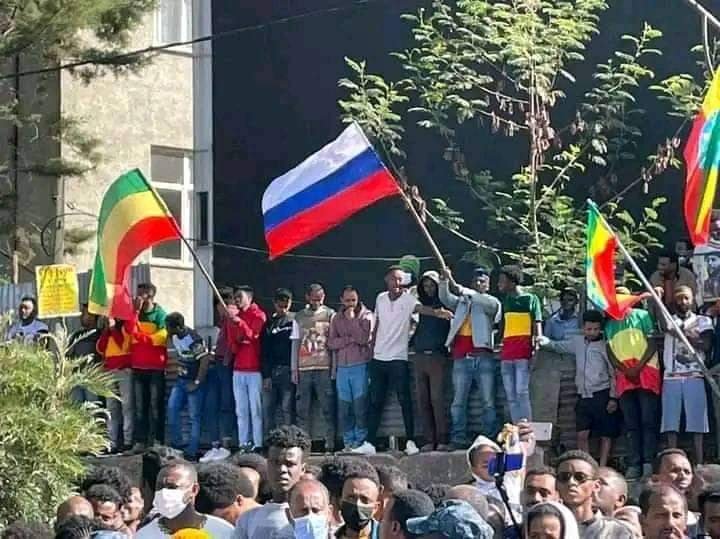 AhforomBe's tweet photo. While z ppl of Rasia Refuses/Opposes z Act of  
 their Gov't on Ukrain z Stupid E*hiopian ppl Stand w puting
What a shame ppl is?? https://t.co/KHSdEK2yo5