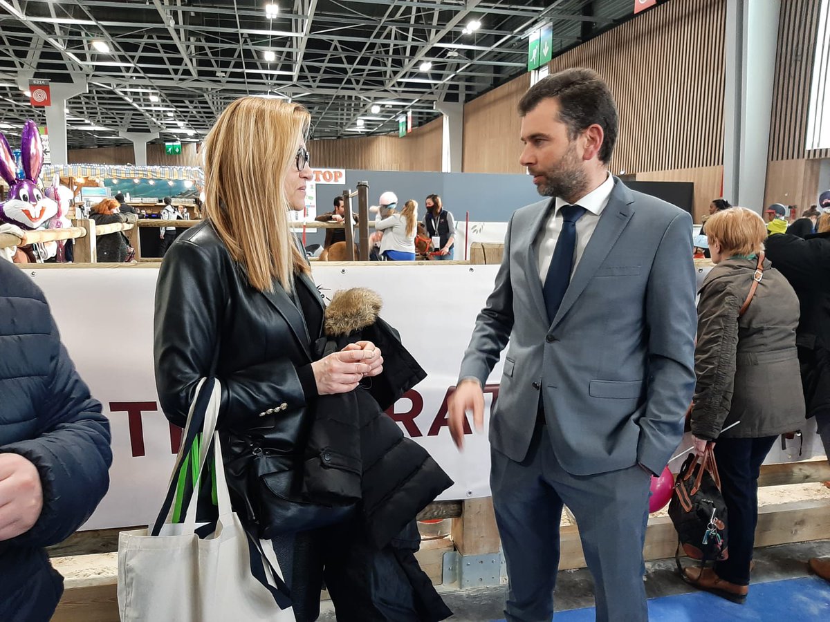 FFEquitation's tweet photo. Un grand merci aux députés européens @s_yoncourtin, @JDecerle, @MariePierreV, @marctarabella pour leur visite au @Salondelagri. L'occasion d’échanger sur les grands enjeux de la filière équestre: réforme de la TVA, mise en œuvre de la PAC, bien-être animal, sport et emplois🐴 https://t.co/KvEFRIQHUh
