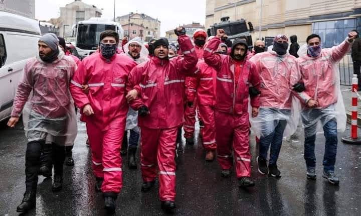 Tam tamına 1 aydır hakları için ve sefalet ücretine karşı Nakliyat-iş Sendikası öncülüğünde direnen Yemeksepeti işçilerinin yanındayız 

#İşçininHakkınıVerNevzatAydın