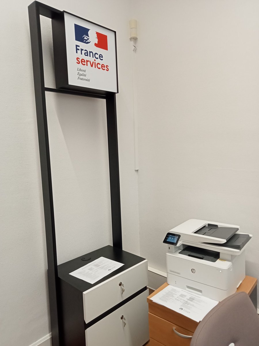 Inauguration de la maison « #FranceServices », maison de services au publics à #Cassel. Installées dans les locaux de l’ancienne poste, les usagers y trouvent un accès à l’offre de service #Pôleemploi, #CAF, #CPAM, #MSA, #Impôts… Une maison déjà bien sollicitée chaque jour.