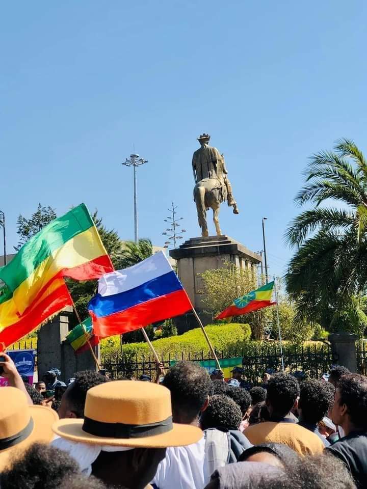 AhforomBe's tweet photo. While z ppl of Rasia Refuses/Opposes z Act of  
 their Gov't on Ukrain z Stupid E*hiopian ppl Stand w puting
What a shame ppl is?? https://t.co/KHSdEK2yo5